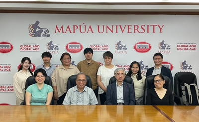 学長表敬訪問で、マプア大学の教員・学生らと記念写真に納まる江面センター長(前列右から2人目)、八百板准教授(前列左端)ら