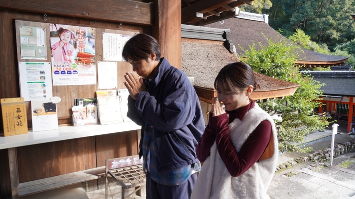 手を合わせるコカドケンタロウさんと田中美久さん