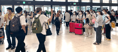 留学出発直前の国際学科グローバル専攻2年生の様子(大阪国際空港にて)