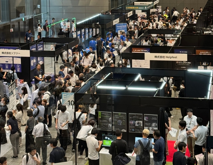 最新AIソリューションを求め、多くの来場者が真剣に情報収集中