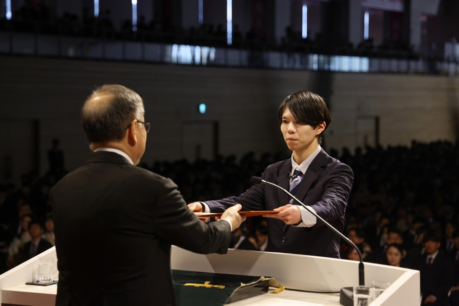 １部の修士課程修了生代表の猿樂英士さん