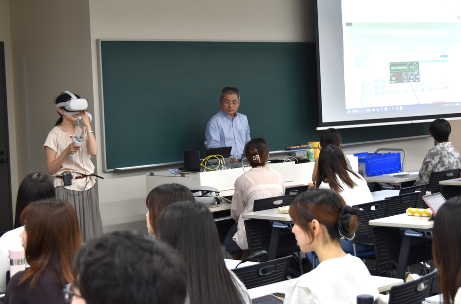 操作説明を行う守屋友加助教（左）
