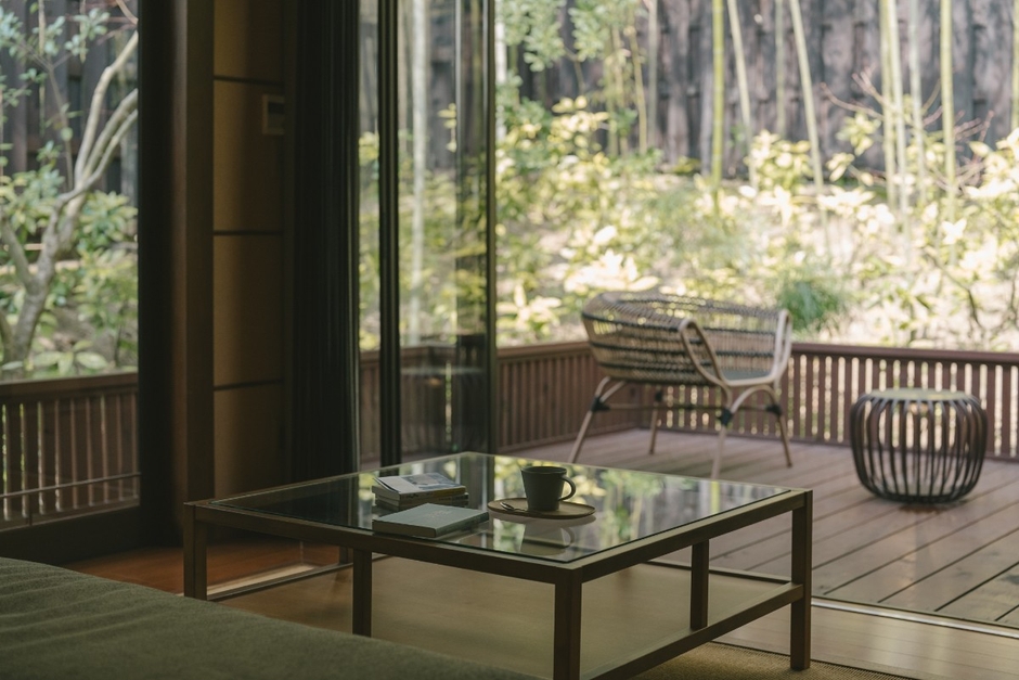 はなれ客室は、竹林を臨む山側と開放的な川側の全５棟