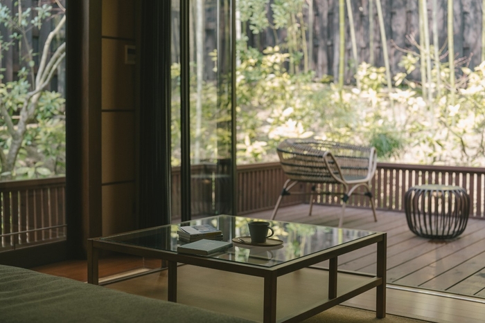 はなれ客室は、竹林を臨む山側と開放的な川側の全５棟