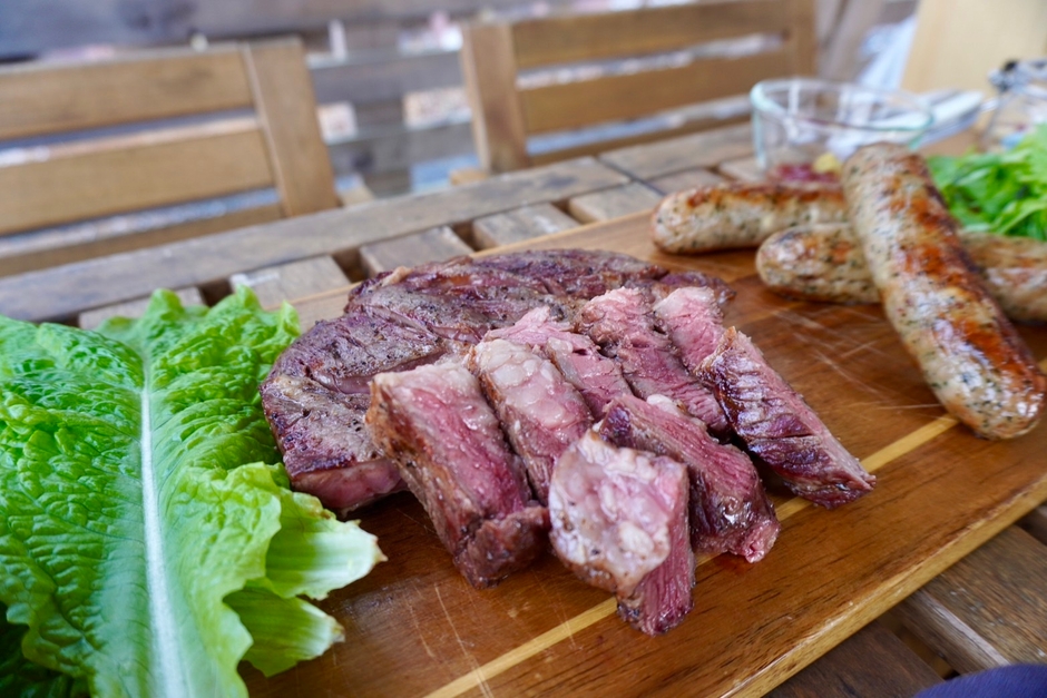 2食付プラン夕食(チャックロールステーキ＆ハーブソーセージ)