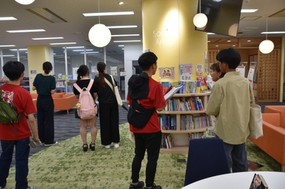 キャンパスツアーでグローバルプラザを見学