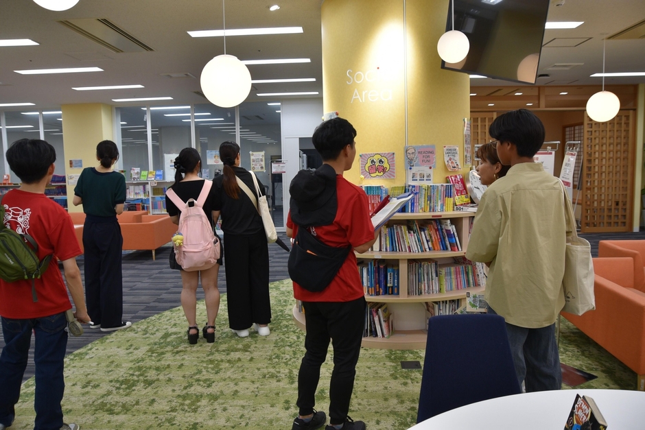 キャンパスツアーでグローバルプラザを見学
