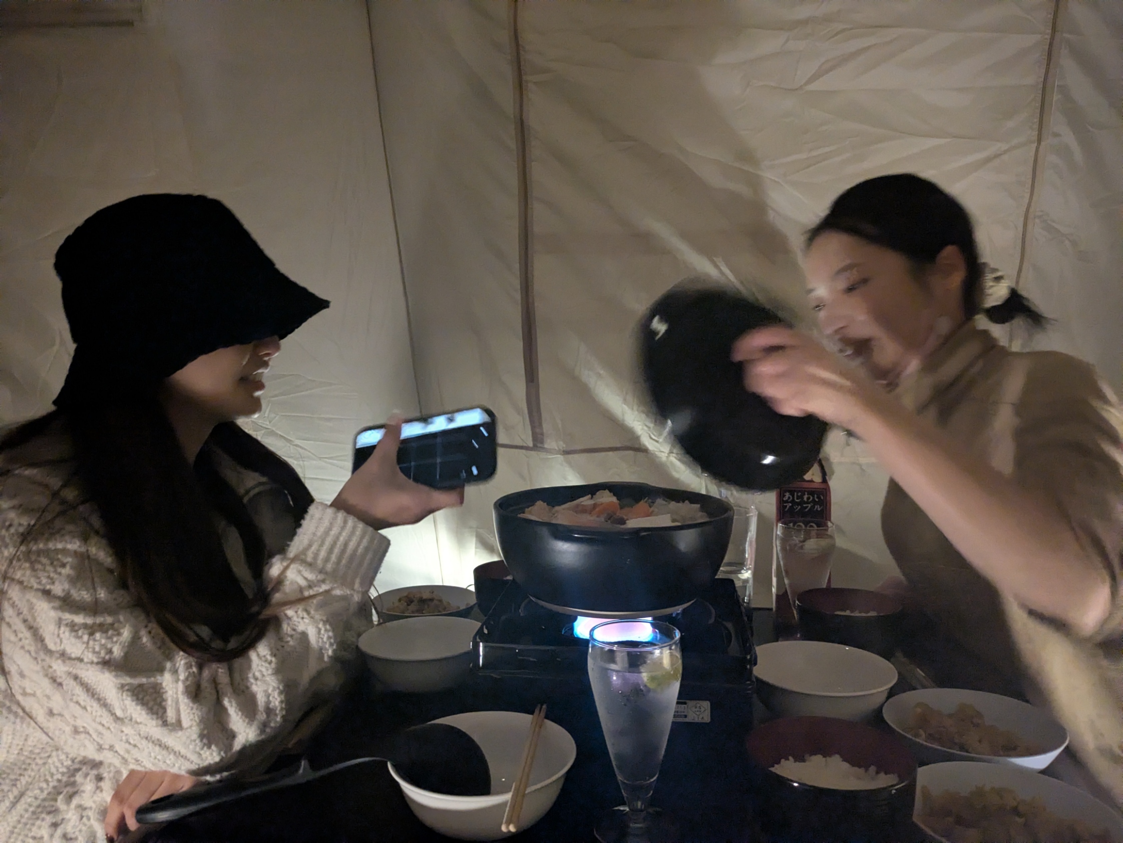 こたつで鍋を囲んで