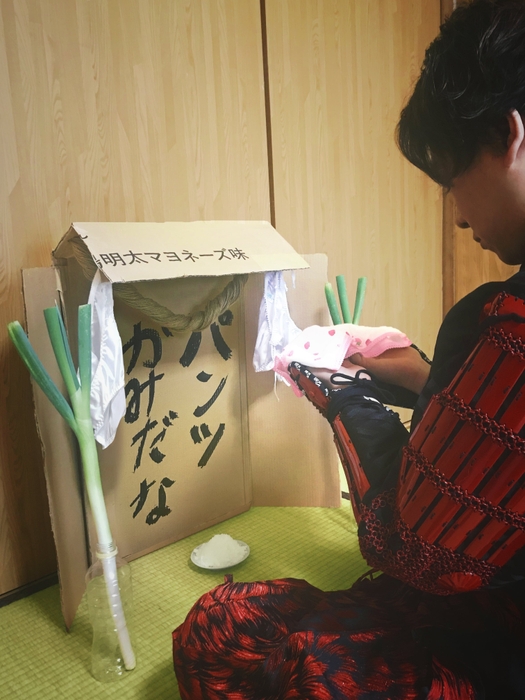 パンツ1枚1枚に祈りを込めるマサ氏