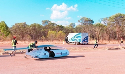 豪・ダーウィンからアデレードまでの3,000kmのレースがスタート 　工学院大学ソーラーチームが 世界最大級のソーラーカーレースに参戦　 「2017ブリヂストンワールドソーラーチャレンジ」