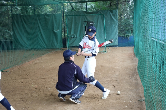 野球教室で指導するTBP選手