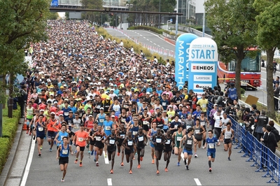 「横浜マラソン2018」出走時の様子
