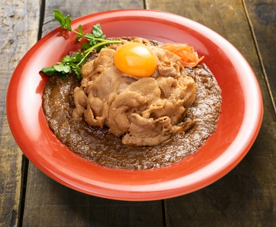 自慢のスタミナ豚バラ焼きをたっぷり盛った人気の欧風カレーです。