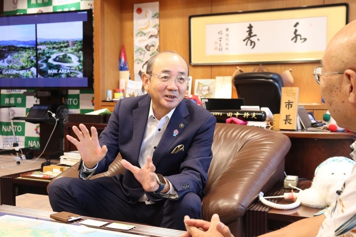 「明確な成果が出ている」と語る田中市長。右は辻特担教授=市長室で