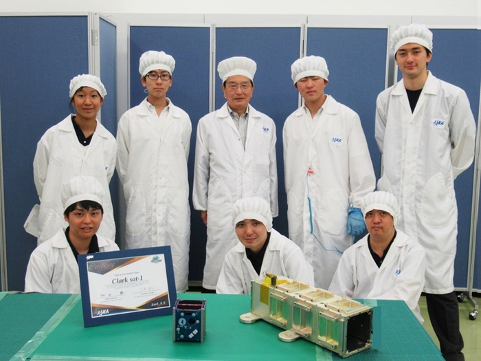 人工衛星「Clark sat-1」をJAXAへ引き渡した様子(クラーク記念国際高等学校 生徒・Space BD社員)