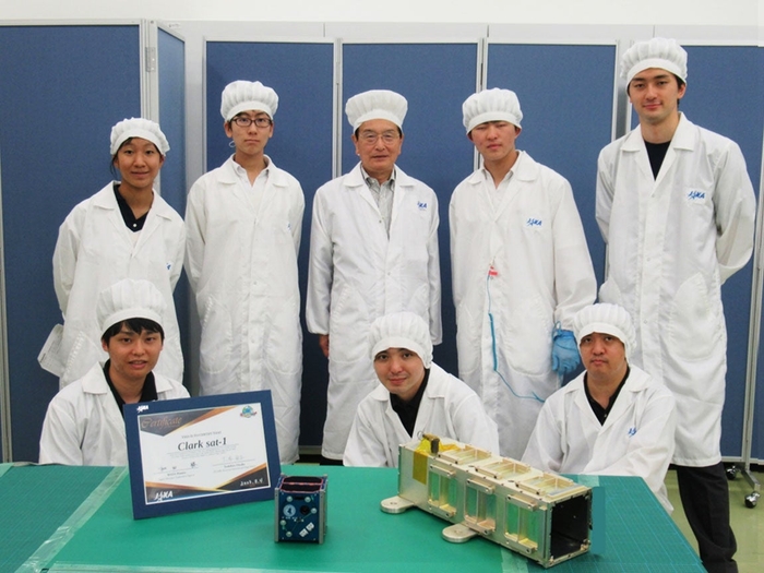 人工衛星「Clark sat-1」をJAXAへ引き渡した様子（クラーク記念国際高等学校 生徒・Space BD社員）