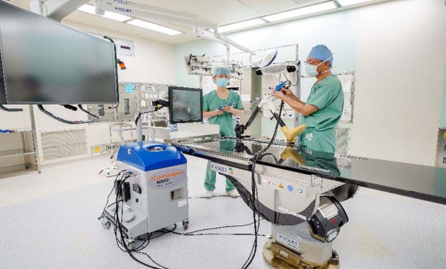赤外線誘導式人工膝関節手術支援ロボット NAVIO TM(Smith&Nephew社製)