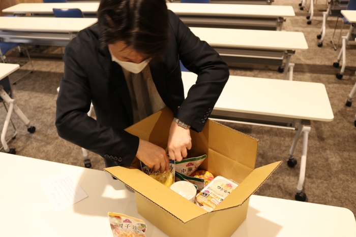 学生支援センター職員が発送準備