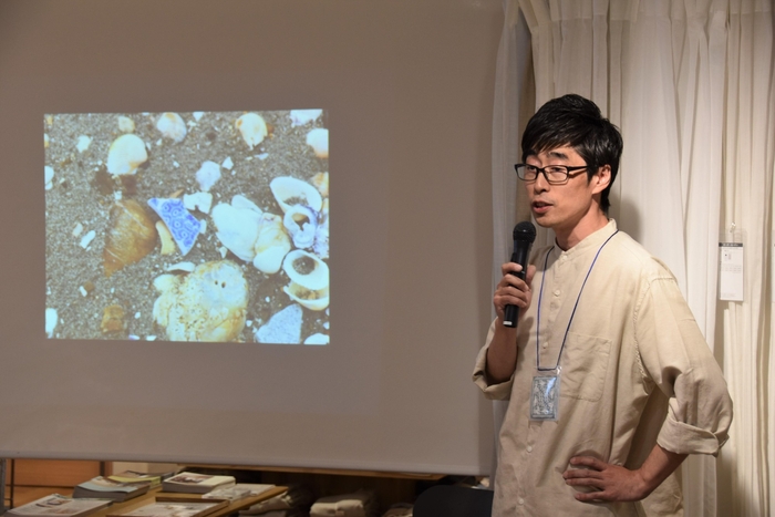 海や川で採取した陶片を紹介する村橋さん