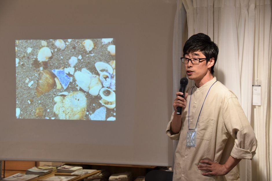 海や川で採取した陶片を紹介する村橋さん