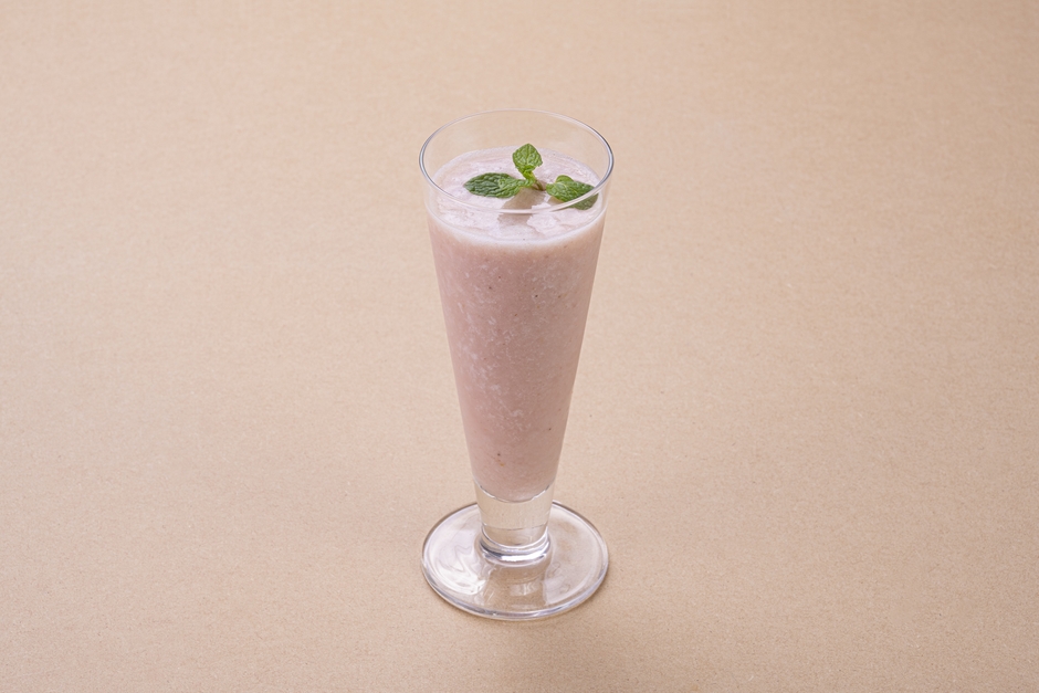 会津産ゆうやけベリーとバナナの甘酒スムージー　935円(税込)