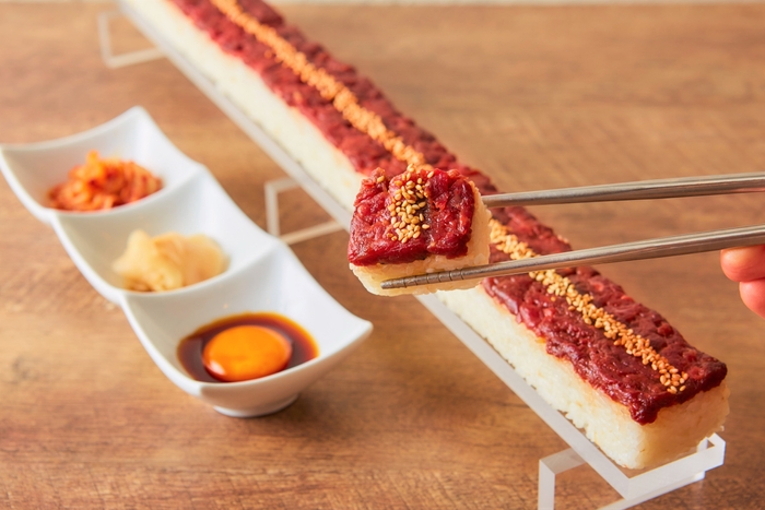 SNSで話題の最新韓国グルメ「ロングユッケ寿司」が半額に!