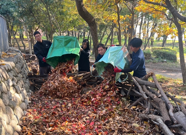 集められた落ち葉が『バイオネスト』で腐葉土へと再生されます
