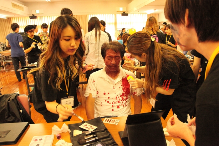 おばけメイクをする参加者1