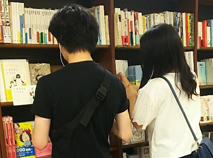 産業理工学部 第13回選書ツアー開催 図書館に並べる本を学生が選書 Newscast