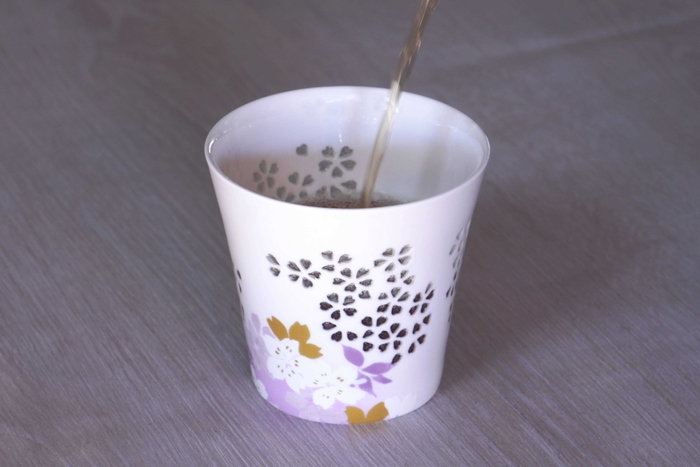 万華鏡ロックカップ お茶を注いでいる様子