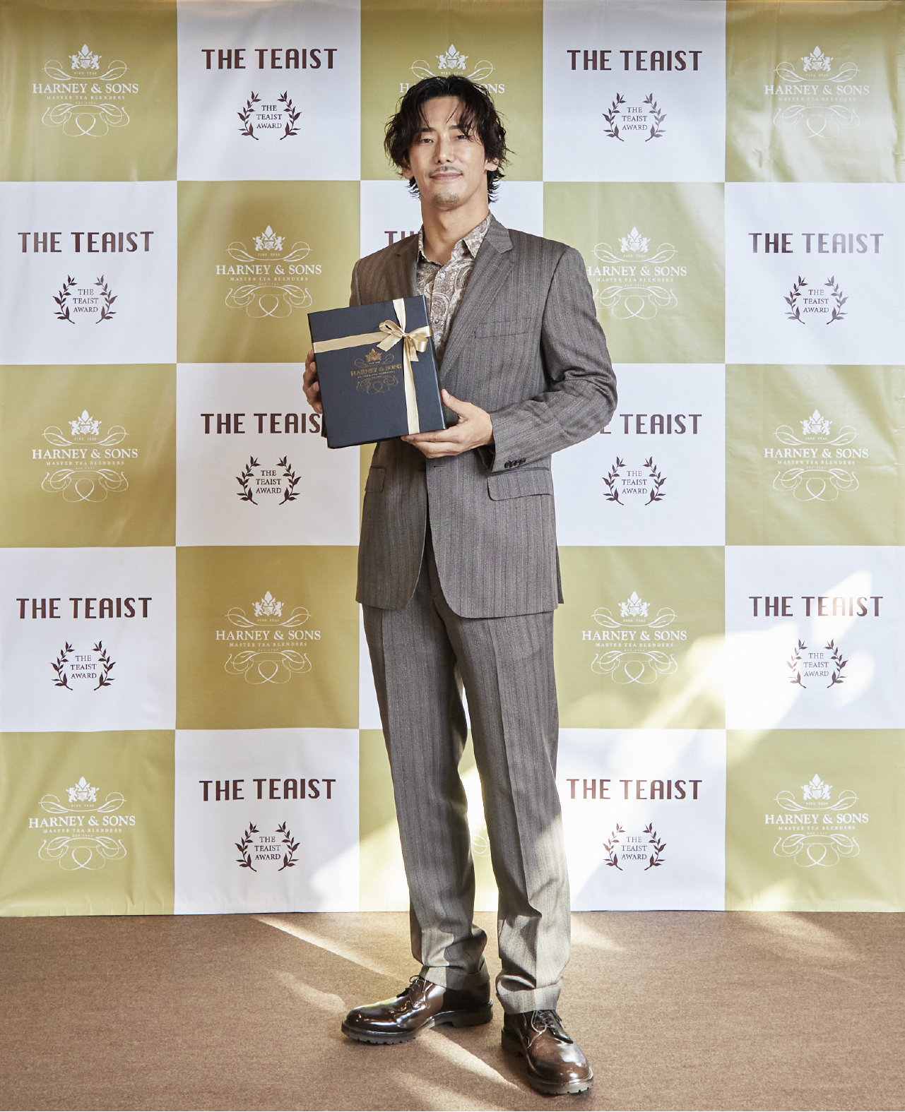 受賞記念紅茶アソートBOX贈呈