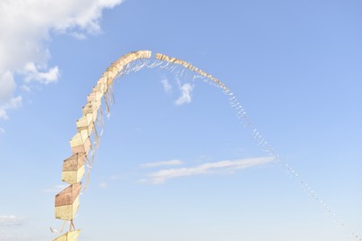 100枚の凧をつなげたアーチカイト