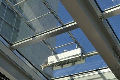 メンテナンスブリッジを下から見上げる