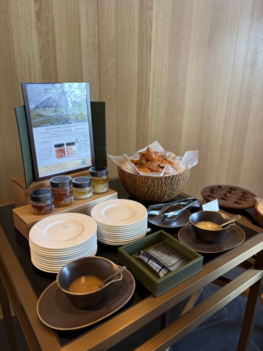 キルギスの伝統料理「ボルソック」とキルギス産ハチミツ