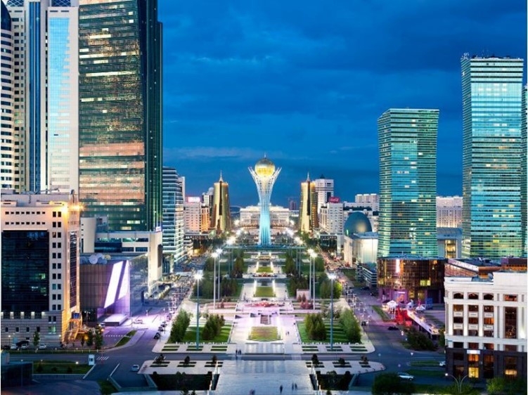 新首都ヌル・スルタン(旧アスタナ)のシンボル・バイテレクと街並み