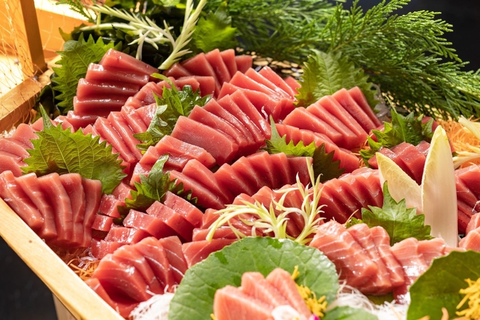 どん!とブッフェゾーンに登場する大舟盛は圧巻