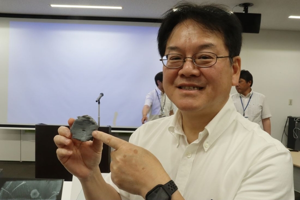 椎体のレプリカを手にする加藤教授
