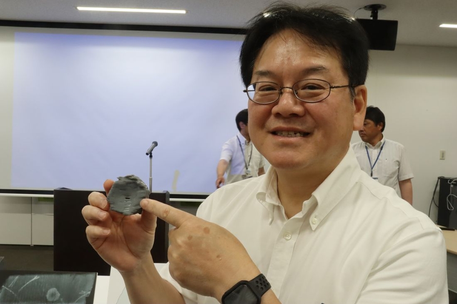 椎体のレプリカを手にする加藤教授