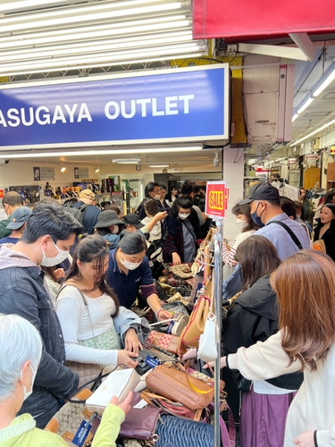 店頭の名物コーナー・激安ブランドバッグを敷き詰めたワゴン