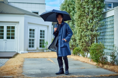 weer Lite 形状記憶 自動開閉雨傘 for men 使用イメージ(通勤)