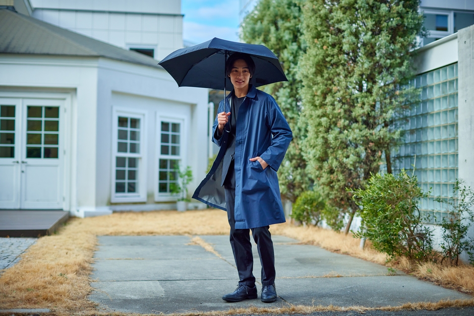 weer Lite 形状記憶 自動開閉雨傘 for men 使用イメージ(通勤)