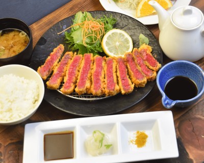 たれ・丼つゆ・出汁の「味変」で3度楽しめる！中身をレアに仕上げた大人気の「飛騨牛カツ」