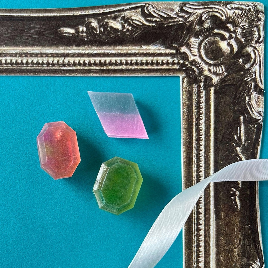 照らす光によって、エメラルドのような緑色や、ルビーのような赤色に変化する特性をもつ鉱物【アレキサンドライト】