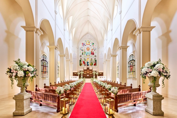 ステンドグラスが美しい大聖堂イメージ