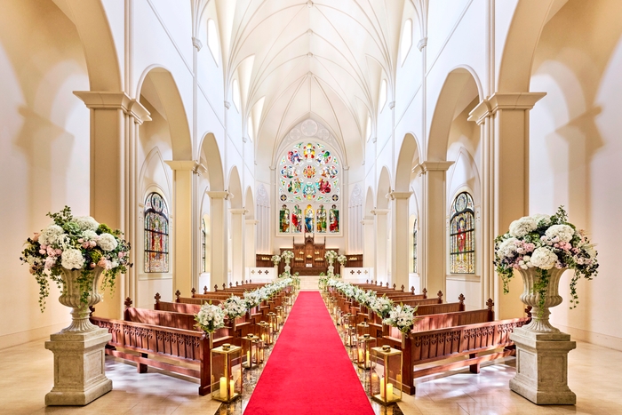 ステンドグラスが美しい大聖堂イメージ