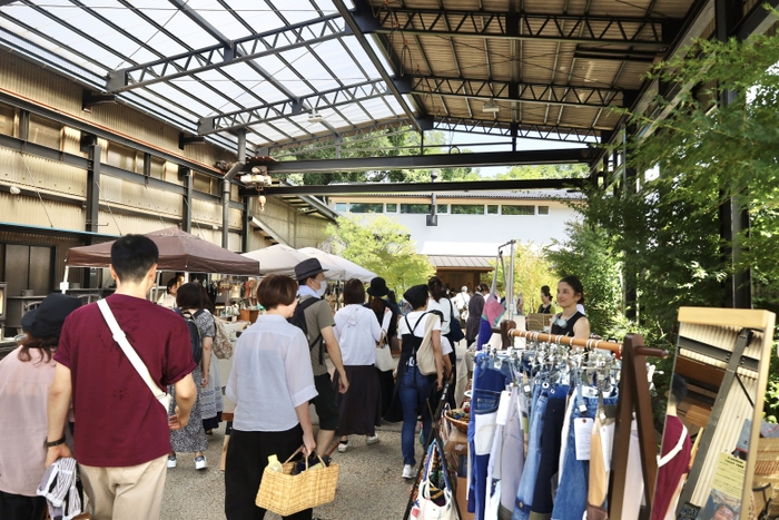 総勢21店舗の出店！お子様連れもオススメです。(前回開催の様子)