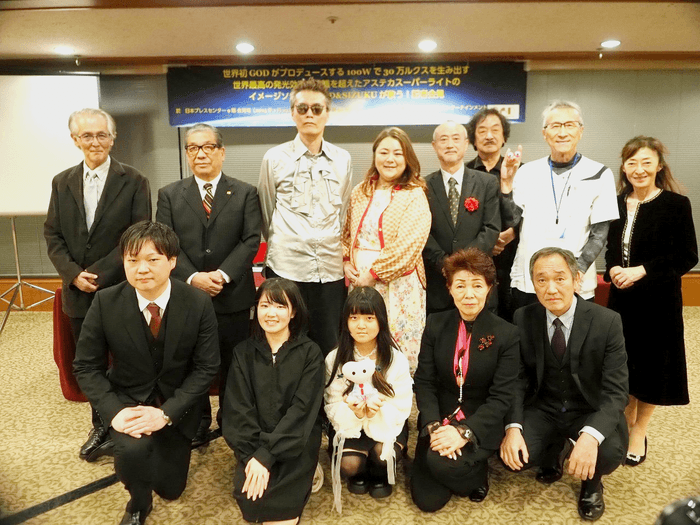 前列左から伊東和哉、夏風巫和人、美虹、石井ひとみ、齊藤義久 、後列左から齋藤裕之、庄司惠宣、GOD、SIZUKU、藤井優、藤倉親宏、伊藤実喜、嶋津美紀