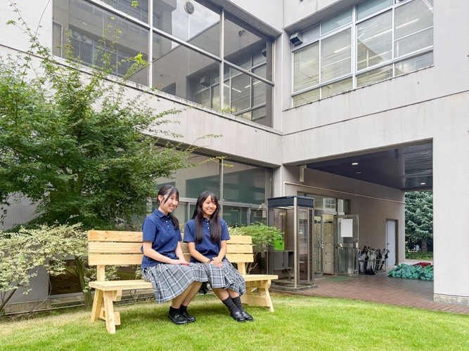 中庭に設置されたベンチ