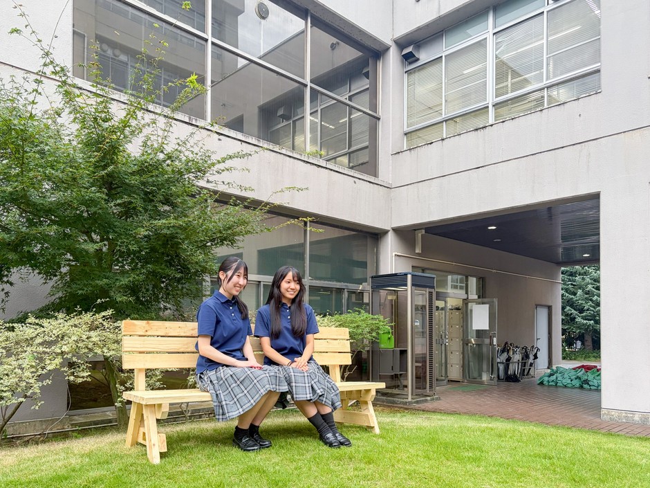 中庭に設置されたベンチ