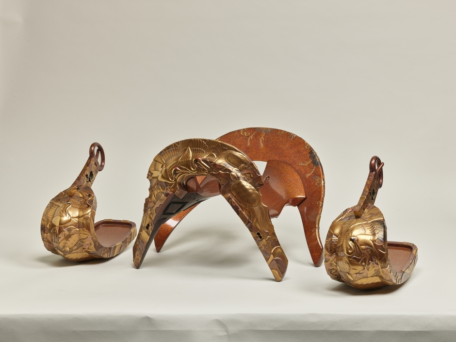 6. 鶴亀蒔絵鞍鐙